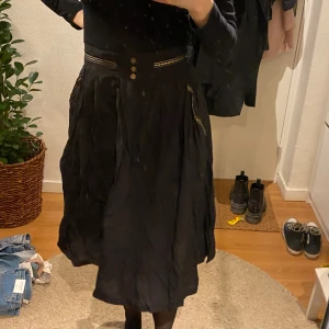 Vintage kjol - Så fin kjol från Lindex som jag köpt secondhand men aldrig använt, vintage men i nyskick, behöver bara strykas. Den har fickor och är tunn i tyget och säljer enbart då den tyvärr är lite för stor på mig💔🫶