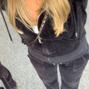 Juicy Couture zip hoodie, storlek M - Använd fåtal gånger och i väldigt bra skick💘 Byxor till finns att köpa💞