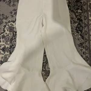 Byxor  - Dem är lite genomskinliga men man kan inte se jätte mycket bara om man har en mörk färg under annars är den perfekt för alla 👍🏽