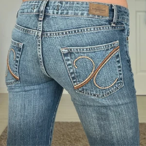 Lowrise bootcut jeans - Innerbenslängd: 80 cm, midja tvärs över: 35 cm❤️