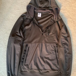 Nike Air Max Hoodie - Säljer en grå Air Max hoodie i träningsmaterial. Väldigt skön och användbar. Den är i väldigt bra skick, inga defekter eller fläckar. Köpt helt ny från Nike appen. Storlek S.
