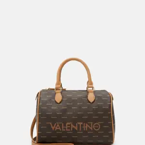 Säljer denna väskan från valentino Om är köpt på Zalando, använd ett fåtal gånger men är helt som ny. Perfekt strl o rymlig!   Vid intresse kan jag skicka fler bilder 🤎