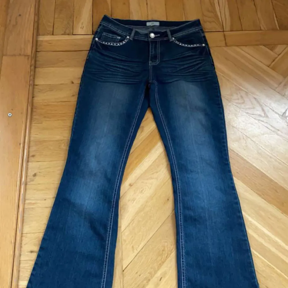 Snygga jeans i nyskick!! . Jeans & Byxor.