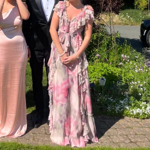 Balklänning  - Superfin och unik balklänning från Ted Baker! Endast använd en gång, hittar inte den längre på hemsidan. Nypris va ca 4000. Skriv för fler bilder eller frågor☺️pris går att diskutera 