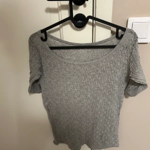 Grå mönstrad träja - Grå mönstrad tröja 