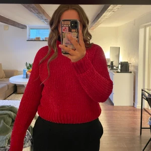 Röd stickad tröja  - Röd stickad tröja från H&M i storlek S. Använd fåtal gånger så den är i gott skick.