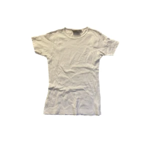 Vit t-shirt - Vit basic t-shirt. Sitter jätte snyggt och är i storlek S/M