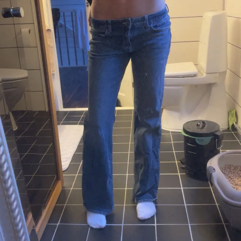 Söta jenas ifrån hm, väldigt stretchiga använda ca 4 ggr och inget slitage💘💘 är 168 och passar perfekt i längden💘. Jeans & Byxor.
