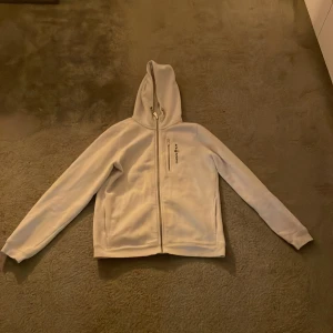 Vit Sailracing hoodie  - Tjena! Säljer nu en fet Sailracing hoodie🔥 Tröjan är bara använd några få gånger 9/10 skick ✅  💯% äkta bara att skriva vid minsta fundering.  Pris kan diskuteras vid snabb affär 