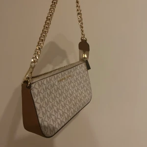 Michael Kors väska  - Använt endast 2 gånger. Märken från läppstift inuti väskan men inget utanför.