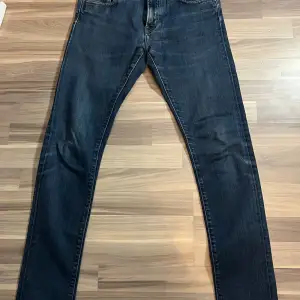 Carhartt jeans i bra skick inköpta från min bulk buy order, straight fit 