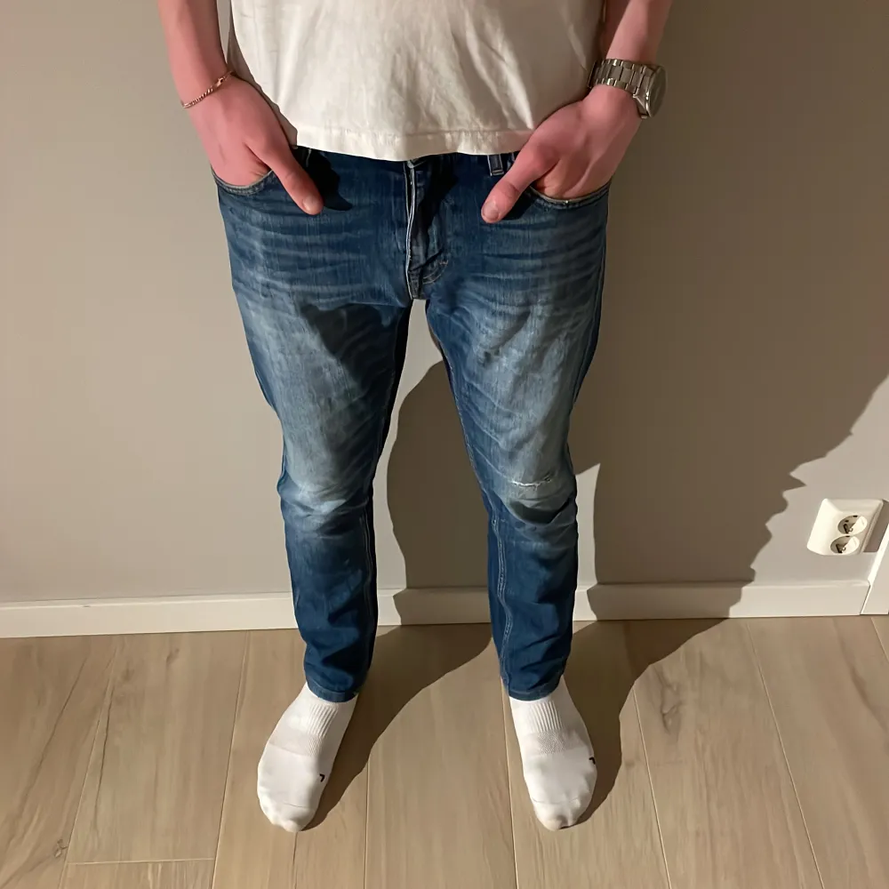 Fräscha jeans från Tiger Of Sweden! Jeansen är i toppenskick, 9/10! Storlek 29/32, men sitter som 30/32. Modellen på bilden är 182 cm lång. Hör av dig vid intresse! 💫. Jeans & Byxor.