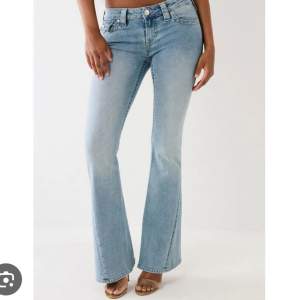 Storlek 26 Säljer dessa jeans för dom inte kommer till användning Bra skick och inga defekter! 
