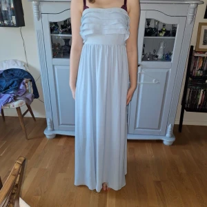 Ljusblå balklänning  - En ljusblå balklänning från By Malina I nyskick (använd 1 gång) Bra längd (jag är 168 cm) Sorlek S (lite stor) Pris går att diskutera 