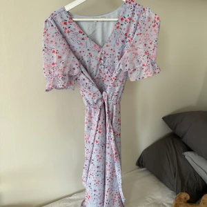 Blommig klänning - Blommig klänning med dragkedja och snöre