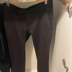 Abacus golfbyxor  - Säljer nu mina abacus golfbyxor som är för små för mig. Köpte på abacus hemsida för 1299 och ja säljer de nu för 600. Funkar perfekt ute på golfbanan, men även snygga vardagsbyxor.
