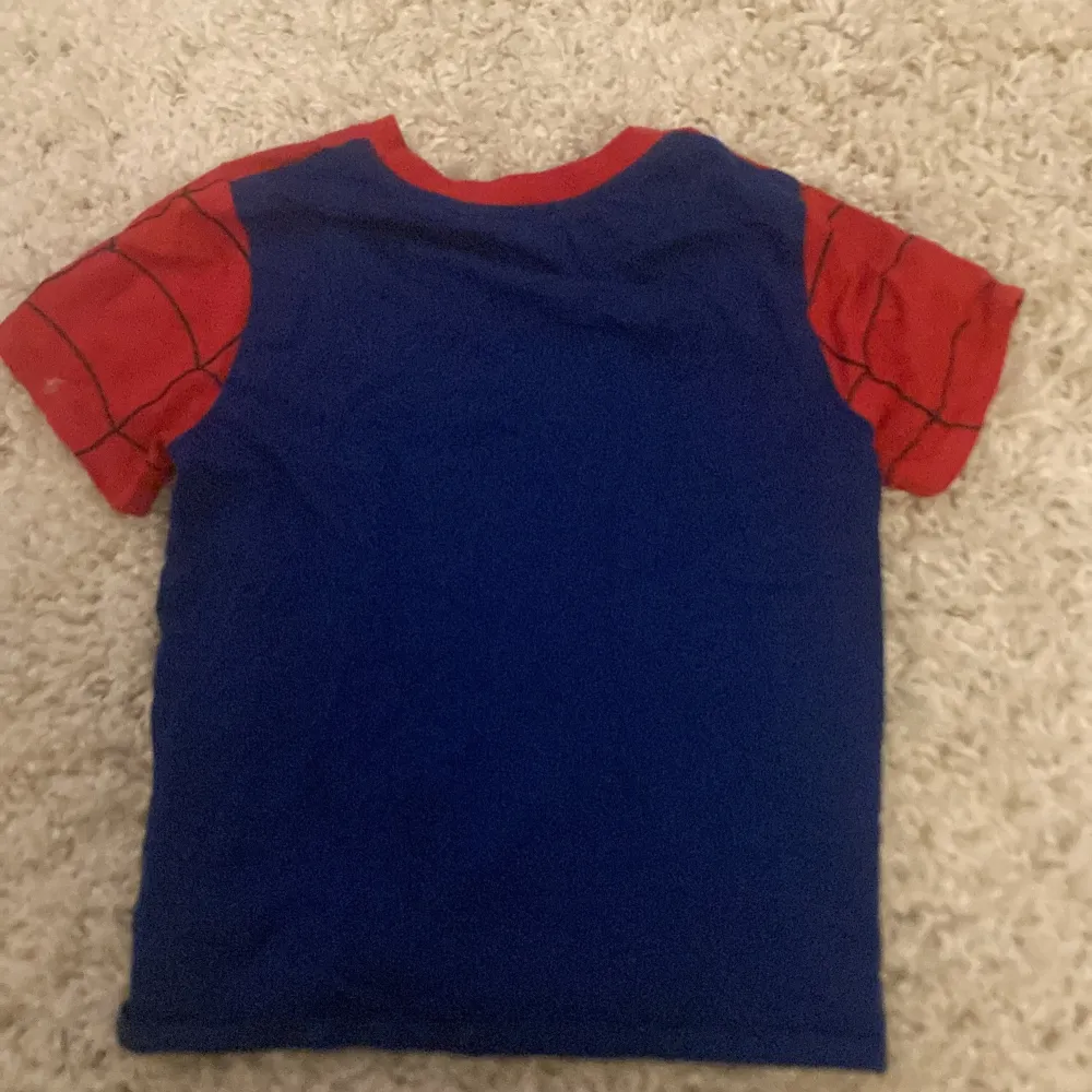 Spiderman tröja köpt från Hm för ca 180, som tyvär inte kommer till användning längre, pris kan diskuteras💗💗barn strl men passar mig som är 162💗. T-shirts.