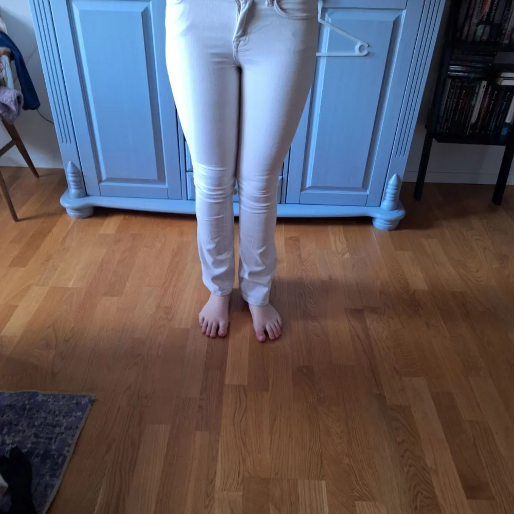 Ett par beigea jeans från Only I begangnat skick Storlek XS. Jeans & Byxor.