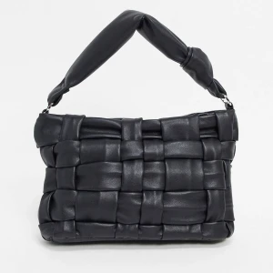 Väska  - Söt väska från mango i fint skick 💗 Mått: 28x20 cm 💗