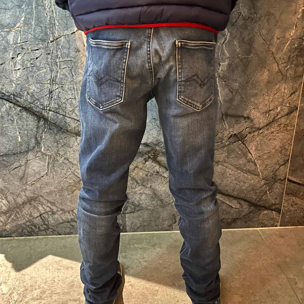 Tvärfeta jeans från Replay för sjukt bra pris. Ny skick 10/10 utan några defekter. Modellen på bilden är 170cm. Hör av er vid ytterligare frågor.. Jeans & Byxor.