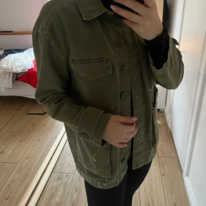 Jacka, zara - Grön snygg jacka från zara. Använd fåtal gånger. Bra skick!