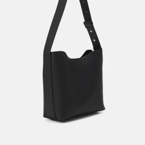 Väska Lindex  - Säljer denna populära väskan från Lindex. En större väska som passar perfekt till skola och jobb. Det medföljer en necessär som man kan sätta fast i den större väskan🫶🏼  Den är sparsamt använt. Bilderna är lånade skriv gärna om du vill ha fler bilder 