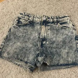 Säljer dessa helt oanvända jeans shorts som går att spänna in i midjan
