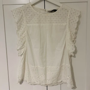 Vit blus - Superfin vit blus i storlek xs! Perfekt till sommaren😍nypris 599 kr