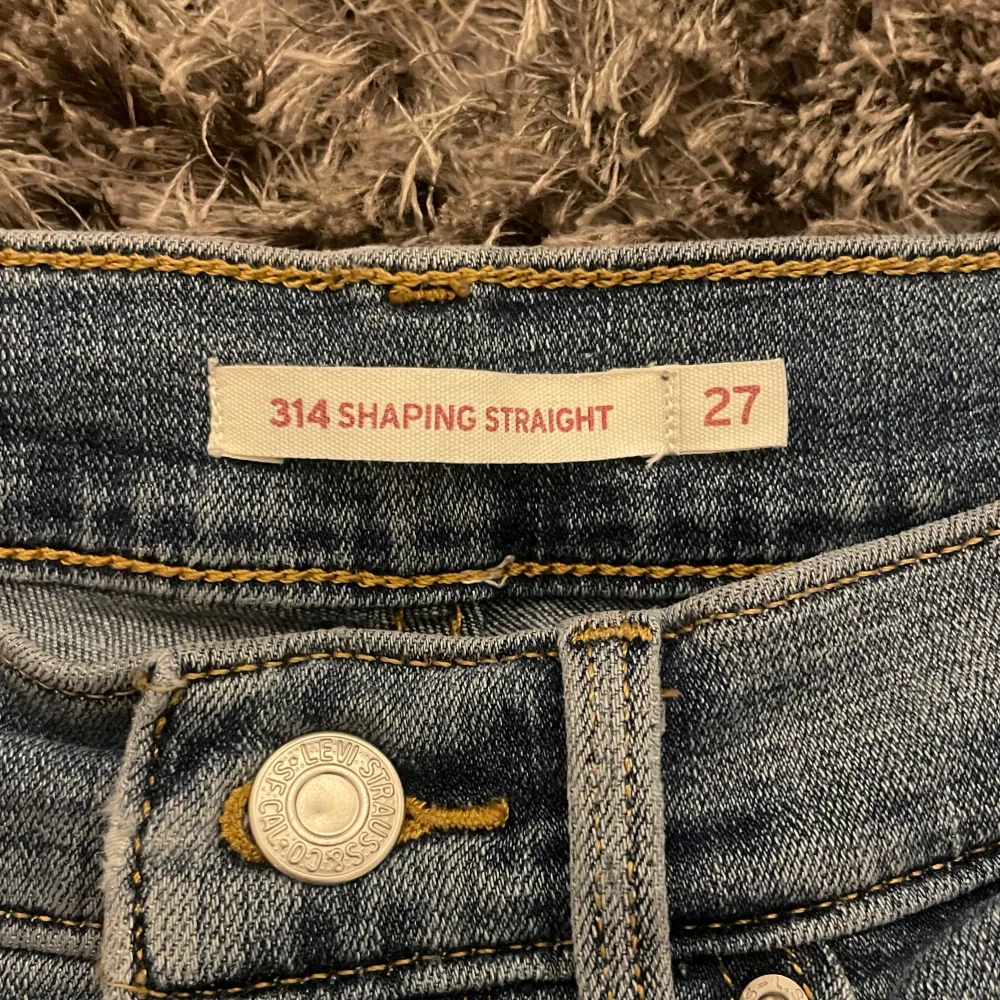 Levis jeans som är i modellen 314 shaping straight, super fina och i bra skick💕 Nypris var 919kr. Jeans & Byxor.