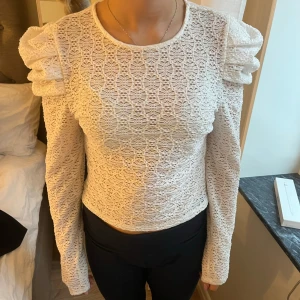 Blus  - Säljer nu denna fina blus från Vero Moda som inte längre säljs 🌸Storlek M