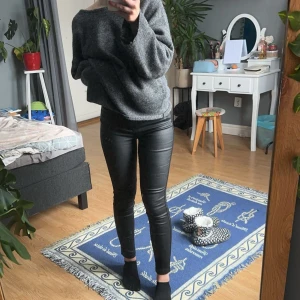 Skinnbyxor - Ett par jättefina skinnbyxor som tyvärr inte kommer till användning! Det är inga som helst defekter på dom, och det är mjuk insida så de är lätta att ta på och av och inget problem med ljud när man går och så!  Har du några fler funderingar så skriv!