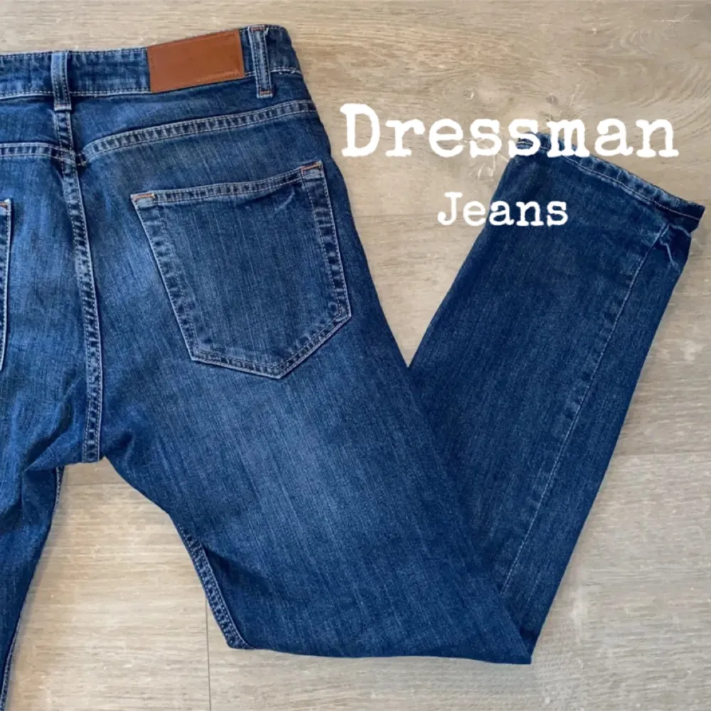 ~säljer dessa snygga jeans från dressman för endast 329kr!🤩II nypris ca 699kr! II inga defekter alls! II passformen är regular fit II skriv vid frågor och funderingar II pris kan diskuteras vid snabb affär!🤝😁. Jeans & Byxor.