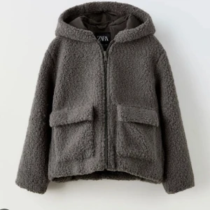 Zaras teddyjacka - Säljer min zara Teddy jacka som ej finns mera helt nyskick använd cirka en gång och inga fläckar eller konstigheter storleken är 164 men det motsvarar typ S skulle jag säga