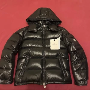 Moncler Maya - Jacka - En fin Moncler Maya strl 2M. Jackans skick är 9/10, inga synliga skavanker.  Pris kan diskuteras! nfc funkar  Kan hämtas i Halmstad annars fraktar!