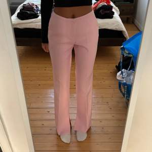 Ett par rosa midwaist kostym byxor med slit längst ner !! Storlek 34 från Gina Tricot, modellen på byxorna heter Jane 🥰 använt en gång