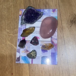 💗 SÄLJER SJU KRISTALLER + EN BOK OM KRISTALLER 💗 - Allt tillsammans kostar 200kr men om man bara vill köpa t.ex. en kristall så kan man kontakta mig så kommer vi överens om ett pris. Swish eller kontant. Har inte möjlighet att frakta, kan endast mötas upp här i Östersund. ❗️TRYCK EJ PÅ ”KÖP NU”❗️