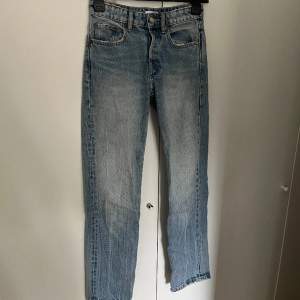 Ljusblåa straight jeans från zara med mellanhög midja🩵säljer likadana fast i svart i min profil! Kontakta mig privat för bilder eller frågor, pris kan diskuteras