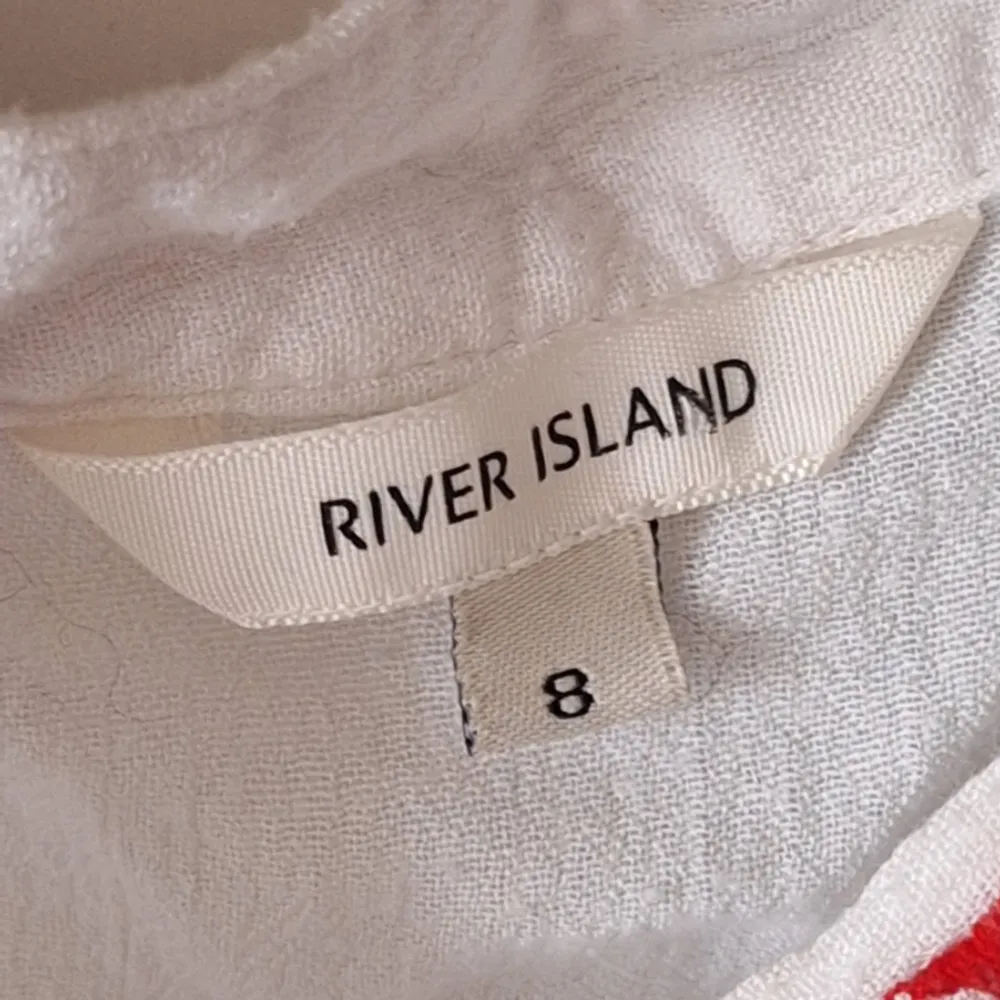 En vit klänning/blus ifrån River Island som är i storlek M/L. Har köpt den på second hand men är aldrig använd💕 Nypris: 350 kr. Blusar.