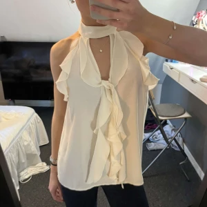 Blus  - Säljer denna jättefina blus från Zara💕 den är slutsåld på hemsidan och oanvänd! Den är så fin men har en till hemma i en annan storlek💕