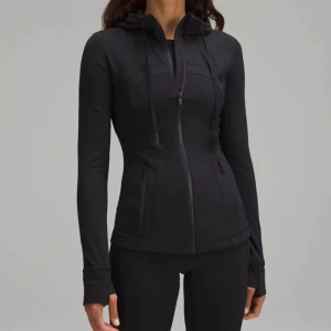 Lulu lemon jacka - Säljer min Lulu lemon jacka då jag inte har någon användning av den, den är bara använd 2-3 gånger så nästan som ny. Nypris 1480kr