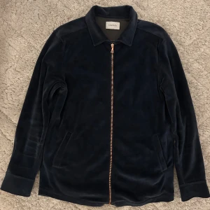 Limitato Zip Tröja - Riktigt fet Limitato zip tröja i ett mycket fint skick till en bra peng!  Inga defekter alls och använd någon enstaka gång. Passar perfekt nu till våren. Vid önskemål finns även original box.  Kontakta vid frågor eller köp! 