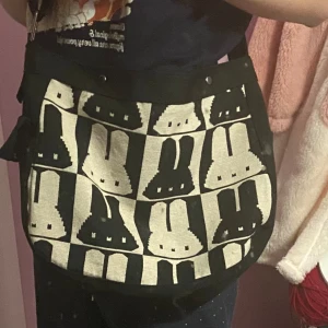 Axelväska - Trendig axelväska, fåtal använd så i väldigt bra skick 👍har många fickor och justerbar band, har bara märkt att jag inte är någon axelrems girlie 😀  Obs. Står inte för borttappade paket.