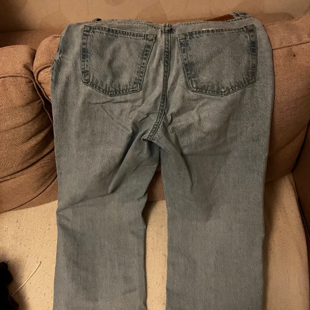 Ljusblåa jeans från bikbok. Storleken är 27 i midjan och 30 i längden. . Jeans & Byxor.