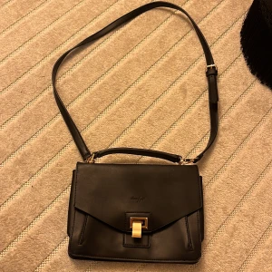 Handväska  - Superfin rejäl handväska med avtagbar axelrem. 