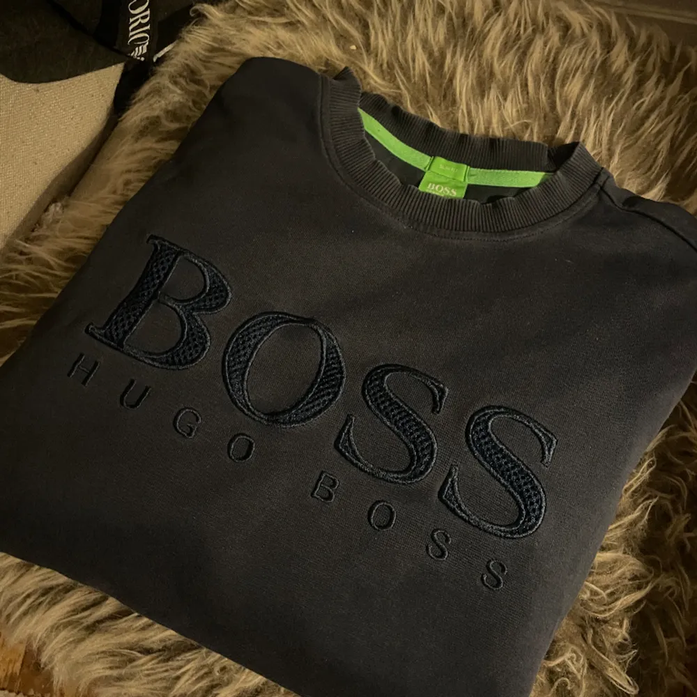 Äkta Boss tröja , jättebra skick endast använd ett fåtal gånger. Den är äkta dock har jag inte kvittot kvar. Storlek s/m. Pris kan eventuellt diskuteras , skriv om ni har frågor 💞. Hoodies.