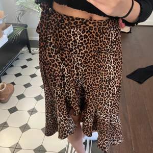 Säljer denna Leopardmönstrade kjol Cubus i storlek 36. Säljer då den inte längre används. Fint skick. Pris kan diskuteras. Köparen står för frakten.