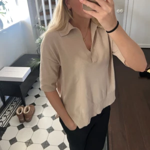 Topp - Säljer denna beiga topp från H&M i storlek Small. Använd ett fåtal gånger och vill därför sälja. Köparen står för frakten.