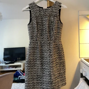 Tweed klänning  - Tweed klänning från J Crew, i storlek xs