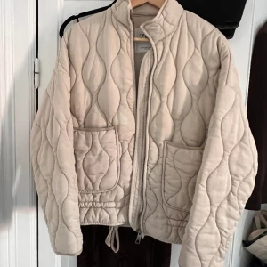 Vårjacka - Skön vårjacka, använd fåtal gånger, gott skick!