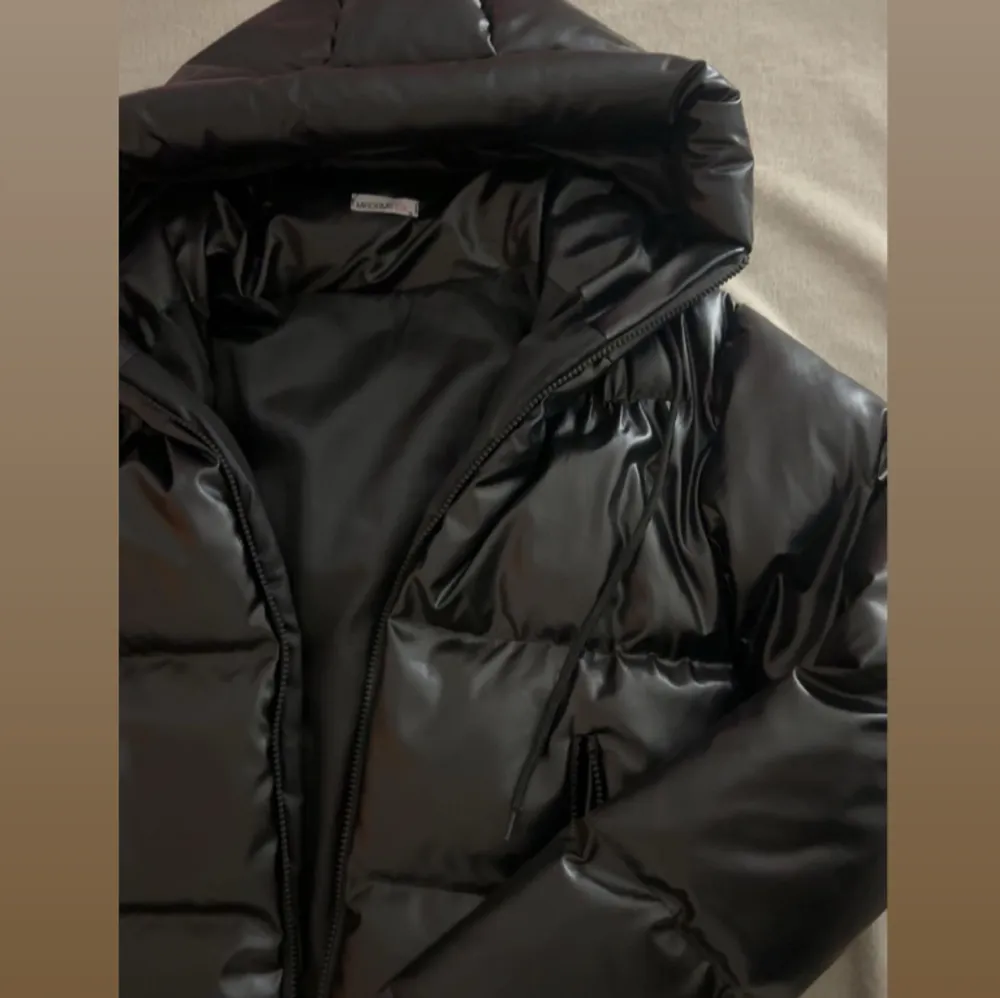 En svart hel ny puffer jacket, i storlek S men passar även som en M skulle jag säga, säljer eftersom de är ej min stil längre.. Jackor.